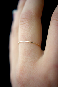 Edelstahl Vergoldeter Unisex Stapelring Ultra-Dünn .7mm Zarter Durchbohrbarer Super Schmaler Extra Dünner Winziger Ring - Product Image 5