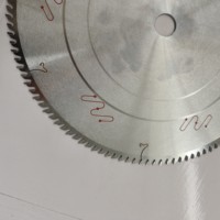 Lame de scie circulaire TCT industrielle OEM 300*3.2*2.2*Z96 pour le découpage de panneaux en MDF, aggloméré et contreplaqué