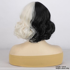 Perruque de cosplay <span class=keywords><strong>Cruella</strong></span>, fabriquée à la machine, en fibre haute température, pour femme, courte, bouclée, noire et blanche, style naturel, couvre-tête complet - Product Image 4