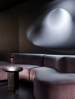 Modernes Luxus-Nachtclub-Möbelset: Geschwungenes Samt-Modulsofa und Barhocker-Set für Cocktail-Lounge