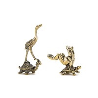 Vente en gros usine : Ornements en laiton en forme de grenouille sur le dos d'une tortue, Statues de grue sur le dos d'une tortue pour figurines de thé, Artisanat métallique en gros