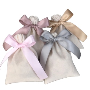 Pochette en velours personnalisée avec cordon de serrage et ruban, sac en daim beige, sac cadeau pour mariages et fêtes, petites pochettes de rangement pour accessoires - Product Image 1