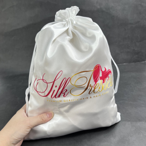 Sac en satin blanc de luxe en gros avec cordon de serrage, pochette cadeau en soie personnalisée avec logo imprimé à chaud pour le rangement des perruques et extensions capillaires - Product Image 2