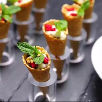 Goldener Kegel für gehobene Gastronomie: Hochzeitsbuffet, Gourmet-Vorspeisen, maßgefertigter OEM-Acryl-Canape-Kegelhalter, schräg gestellt