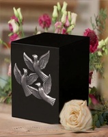 Vente chaude Écologique Durable En Laiton Américain Cube Urne De Crémation Oiseaux Volants Applique Satin Noir Finition Cendres Humaines Mémorial