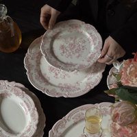Ensemble de tasses et d'assiettes en céramique à motif floral rose vintage européen avec design en glaçure en relief, ensemble d'assiettes à dîner pour événement de mariage