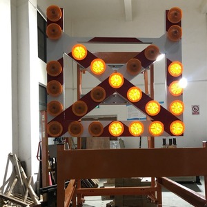 Señalización de Tráfico con Flecha Solar, Lámina Reflectante, Marco de Acero IP65, Luz LED, Montaje en Suelo - Product Image 1
