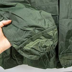 Chubasquero y pantalón impermeable unisex con logotipo personalizado, diseño elegante multicolor al por mayor, disponible en stock - Product Image 2