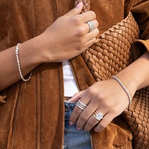 กำไลข้อมือลายโคลเวอร์ ทองคำขาว 18K ประดับเพชร สำหรับเป็นของขวัญ งานแต่งงาน งานปาร์ตี้ กำไลข้อมือสุดหรู - Product Image 3