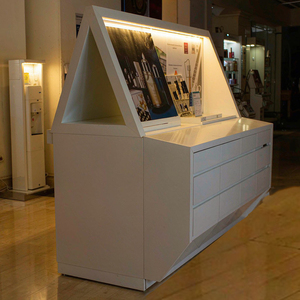 Luxuriöser Kosmetik-Präsentationsturm aus Glas mit LED-Beleuchtung, schwarzer Theken-Vitrinenschrank für Beauty-Shops, OEM ODM - Product Image 5
