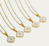 Colgante de placa de nombre de diseño personalizado de fábrica, collar con colgante de letra inicial de concha de trébol de cuatro hojas árabe de la suerte con diseño de fábrica