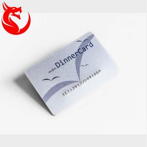 Carte magnétique personnalisée VIP en PVC avec finitions métalliques or et argent et impression sérigraphique - Product Image 6