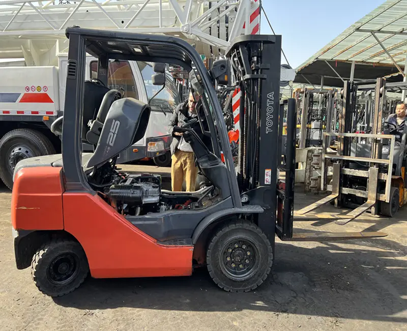 Japonya güvenilir motor ile iyi durumda TOYOTA 2.5 ton 8FD25 kullanılan dizel forklift yaptı