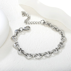 Pulsera de cadena de acero inoxidable con forma de corazón para mujer, regalo de joyería de lujo ligero - Product Image 3