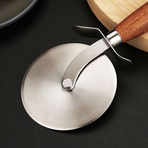 Cortador de Pizza Manual con Hoja de Acero Inoxidable y Mango de Madera, con Logotipo Personalizado, para Regalos en Ferias Comerciales - Product Image 6