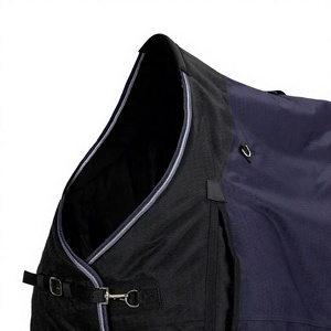 Couverture de cheval imperméable rouge avec rabat de queue moyen et 2 sangles de jambe en tissu Oxford - Product Image 6