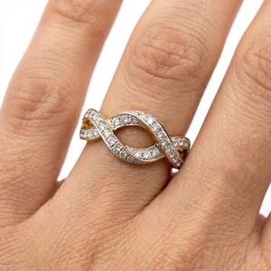 Bague en or blanc et or jaune massif 18 carats sur mesure avec nœud infini et diamants, sertissage micro-pavé entrelacé, bijoux fins faits sur mesure - Product Image 4