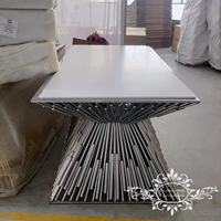 Nouvelle conception 2022 : Piétement de table à manger moderne en acier inoxydable avec plateau en bois pour mariages, mobilier de salle à manger 10 places