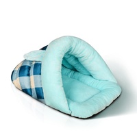 Lit pour chat de luxe moderne en forme de triangle avec doublure moelleuse pour un confort et une chaleur optimale lors des voyages et du sommeil des chats