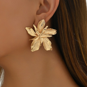 Europa y los Estados Unidos exagerados Cool Metal flor grande colgante pendientes tachuelas pendientes para mujer - Product Image 3