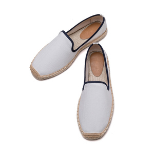 Chaussures minimalistes pour hommes, style slip-on blanc avec bordure <span class=keywords><strong>bleu</strong></span> <span class=keywords><strong>marine</strong></span>, dessus en toile durable, <span class=keywords><strong>espadrilles</strong></span> décontractées en jute tissé - Product Image 4