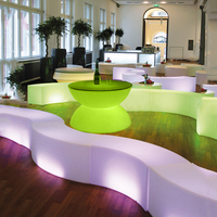 Banc, chaise, tabouret de bar, tabouret incurvé, chaise cube LED en plastique imperméable pour l'extérieur, pour fêtes, événements, jardin