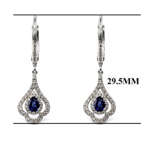 Boucles d'oreilles pendantes classiques en or blanc 18 carats avec diamants et saphirs bleus, serties griffes, design quotidien de Hong Kong pour femmes - Cadeau de mariage et de fête - Product Image 2