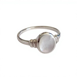 Bague en argent sterling 925 avec serti clos et pierre de lune arc-en-ciel, bijou fin minimaliste unisexe pour usage quotidien - Product Image 1