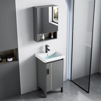 Meuble-lavabo autoportant gris en aluminium pour salle de bain d'hôtel avec miroir intégré, rangement et pieds métalliques – Personnalisable