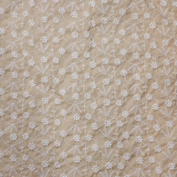 Chine Fabricant 100% Coton 135gsm Tissu de broderie florale léger et confortable pour vêtement femme