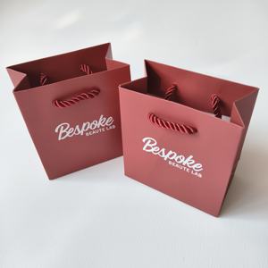 Sacs en papier bordeaux de luxe personnalisés avec poignée, imprimés en feuille d'or blanc, pour cadeaux de mariage, de fête ou de la Saint-Valentin - Product Image 3