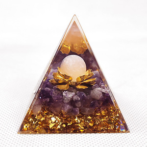 Pyramide en résine époxy cristalline, décoration artisanale miniature pour la maison, avec améthyste et feuille d'or, motif lotus - Product Image 1