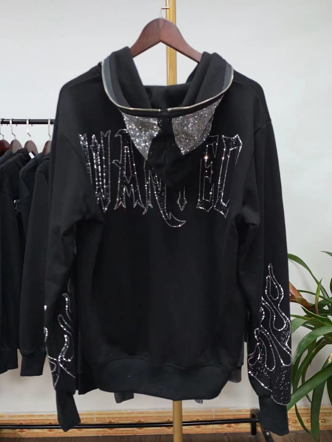 【送料込み】Stone  ★ FELPA ★ RHINESTONE DAMAGED ZIPPED HOODIE – GEEK