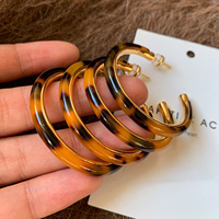 Boucles d'oreilles créoles en laiton plaqué or 18 carats de haute qualité avec imprimé léopard en résine pour les fêtes, bijoux pour femmes, vente en gros