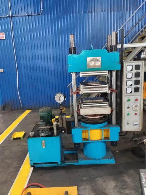 Hydraulic Rubber Vulcanizing Press 1600x1000x16500mm 50-100t Pressure 18.5kw Heating Motor Core Tire Forming Vulcanizer