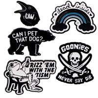 En gros, épingles en métal à motifs de dessins animés, épingles à citation de corbeau mignonnes, badges créatifs à lettres anglaises, accessoires de mode décoratifs pour vêtements