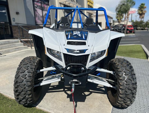 Véhicule tout-terrain Wildcat XX SE blanc et bleu, 4x4, avec roues noires et cage de sécurité - Product Image 2