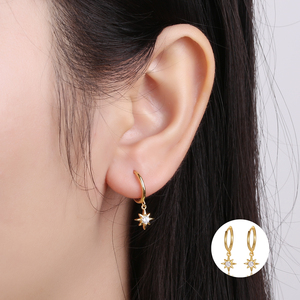 Boucles <span class=keywords><strong>d</strong></span>'oreilles étoile en <span class=keywords><strong>argent</strong></span> sterling 925 plaqué or 18 carats avec diamants CZ pour femme - Idéales pour le dropshipping - Product Image 2