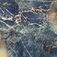 Dalle de pierre frittée MT Stone Deep Blue avec veines or et orange pour mur d'accentuation et comptoir de luxe