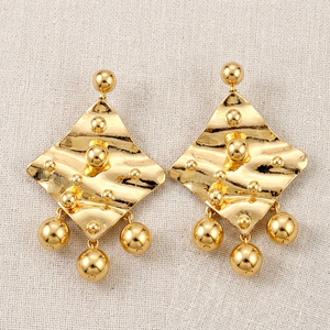 Boucles d'oreilles clous carrées géométriques texturées martelées vintage en laiton plaqué or 18 carats, bijoux de mode unisexe - Product Image 1
