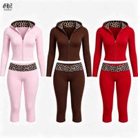 Ensemble 2 pièces de sport pour femme 2026 : Haut zippé à manches longues imprimé léopard avec logo personnalisé et pantalon capri ajusté