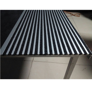 Nez de <span class=keywords><strong>bande</strong></span> de roulement d'escalier en aluminium de sécurité <span class=keywords><strong>antidérapante</strong></span> extérieure avec des bandes de <span class=keywords><strong>carborundum</strong></span> - Product Image 2