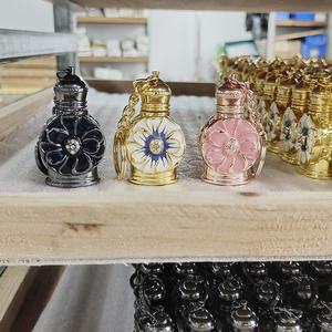 ขวดน้ำหอมขนาดเล็ก 3 มล. แบบพวง<span class=keywords><strong>กุญแจ</strong></span> โลหะผสมรูป<span class=keywords><strong>ดอก</strong></span>ไม้ ขวดแก้วแบบอาหรับสำหรับน้ำมันหอมระเหยแบบเติมได้ # 887 - Product Image 4