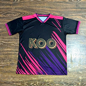 Camiseta de fútbol KOOVENTUS, diseño frontal con estampado del logotipo del equipo en blanco y negro, ajuste regular para adultos - Product Image 1