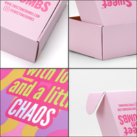 Boîte d'emballage rose avec un imprimé ondulé vibrant, boîtes d'emballage et d'expédition en carton pour les produits de boulangerie et les friandises
