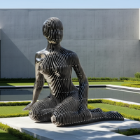 Célèbres sculptures d'art modernes abstraites en acier inoxydable poli, représentant une femme assise