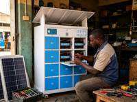 Gabinete de intercambio de baterías solares de 12 ranuras, con carga rápida PD, impermeable IP54, pago por código QR/tarjeta, para taller de reparación en ciudad africana