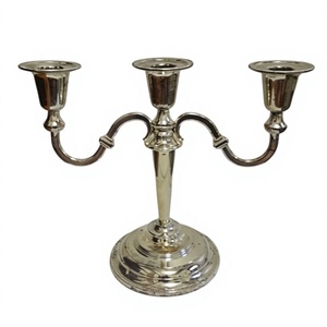 Candélabre à 3 bras en aluminium, technique de moulage à la main, résistant à la chaleur, pour bougies, décoration intérieure et événements - Product Image 1