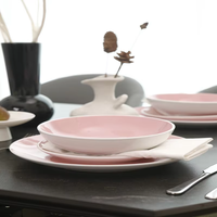 Le 16 septembre, des pièces de vaisselle luxueuse en pierre de céramique rose et des couvertures d'assiettes du restaurant sont en promotion