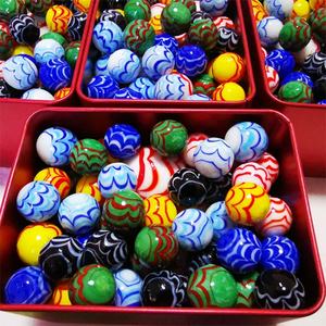 Jeu <span class=keywords><strong>de</strong></span> billes <span class=keywords><strong>de</strong></span> verre en cristal, assortiment <span class=keywords><strong>de</strong></span> billes et plumes, dans boîte en étain, pierres <span class=keywords><strong>de</strong></span> lave, galets et aquarium, jeu pour enfants - Product Image 6